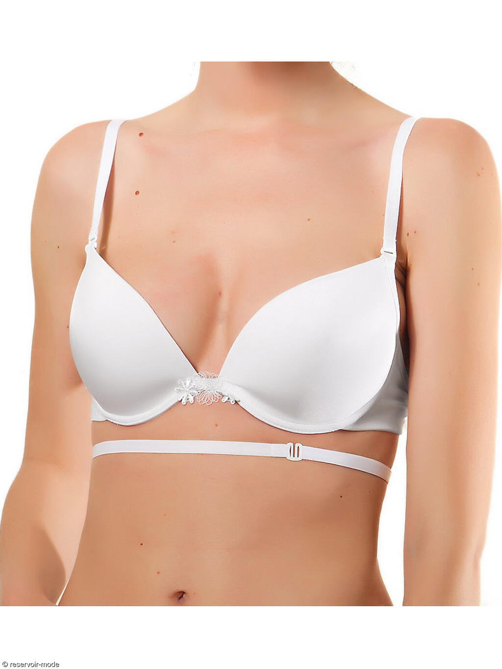 Soutif dos nu chez Praunovia, avec une robe très décolletée dans le dos ils m'ont fait essayer un soutif spécial qui ressemble à un bustier mais qui se ferme très bas dans le dos. Ceci dit il n'est pas transparent.
