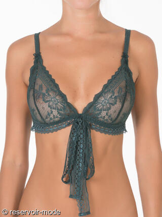 femme en soutien gorge rouge